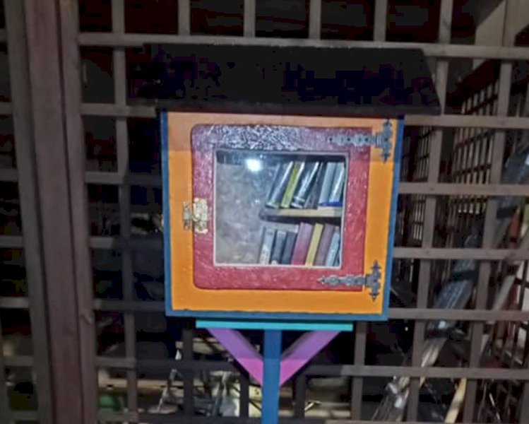 Una cassetta per il 'book crossing' di fronte alla ferramenta Chialva di San Chiaffredo