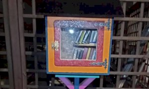Una cassetta per il 'book crossing' di fronte alla ferramenta Chialva di San Chiaffredo