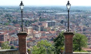 Borgo San Dalmazzo, la sera della vigilia di Natale distribuzione di mascherine per le vie della città