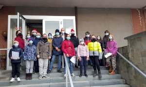 Cori natalizi del Consiglio comunale dei ragazzi nel cortile della casa di riposo di Verzuolo