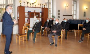 Alba: scambio degli auguri di Natale con i 'nonni civici'