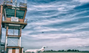 Lettere di insulti e feci di cane all’aeroporto di Levaldigi: nei guai un ex istruttore di volo