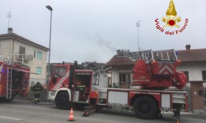 Incendio a un camino nell’abitato di Castagnito, intervengono i vigili del fuoco