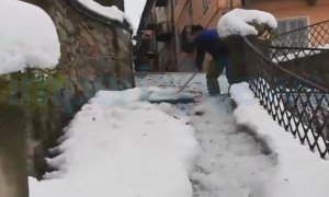 A Ormea l'antico metodo per rimuovere la neve dalle vie del centro cittadino