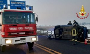 Auto ribaltata sulla tangenziale di Fossano dopo lo scontro con un altro veicolo