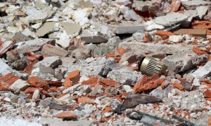 Rifiuti abbandonati, il giudice assolve un escavatorista di Mondovì