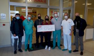 Dalla lotteria di Natale tra i dipendenti dell'Ipercoop di Cuneo una donazione per il Pronto Soccorso