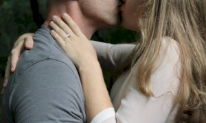 Lui, lei e l’altro: trova la fidanzata a letto con il coinquilino e lo pesta, nei guai un cuneese