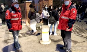 Saluzzo, educatori e volontari di Protezione Civile alla stazione dei bus per assistere gli studenti