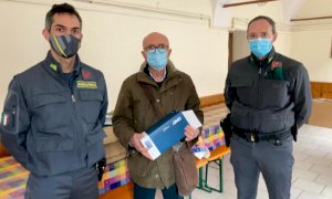 Dalla Guardia di Finanza di Saluzzo mascherine per la Caritas