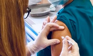 Moderna posticipa la consegna dei vaccini anti-Covid, slitta il Vaccine Day per gli ultraottantenni