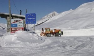 Troppa neve al colle della Maddalena, chiuso al traffico il tratto stradale fra Argentera e il confine  