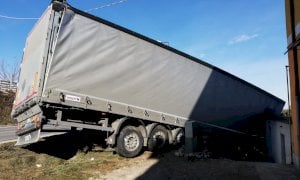 Cuneo, camion fuori strada sulla salita per Madonna dell'Olmo