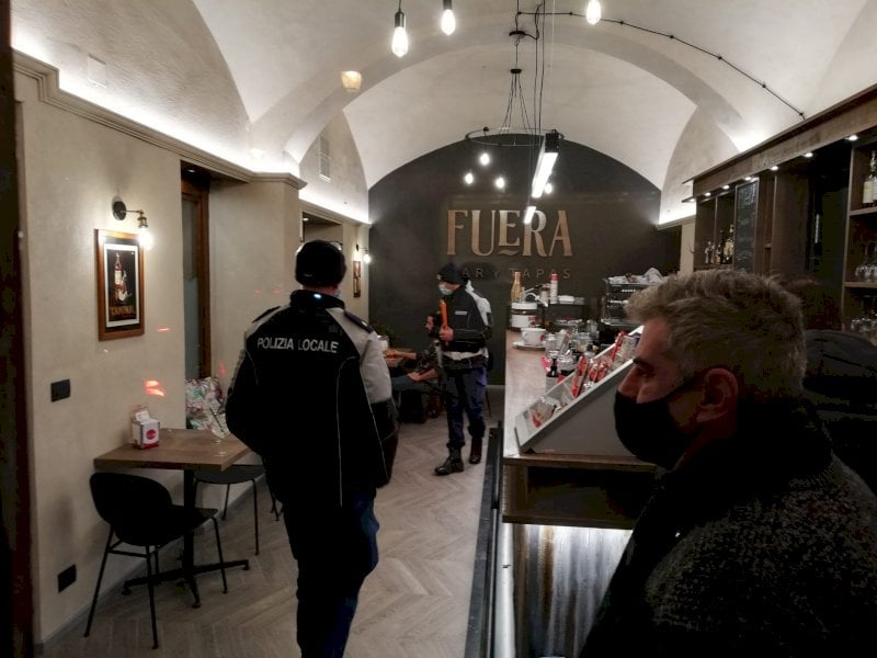 Cuneo, la Questura ‘‘grazia’’ il bar ribelle: il Fuera potrà riaprire da domenica