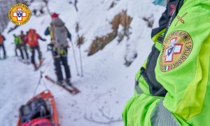 Scialpinista infortunata sul monte Pigna, il Soccorso alpino la recupera con il toboga