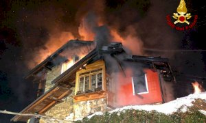 In fiamme nella notte un’abitazione di Montemale, intervengono i pompieri