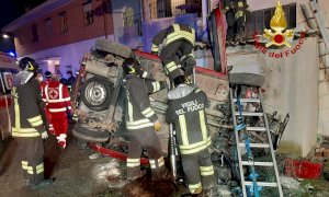 Busca, finisce con l’auto contro il muro di una casa e si ribalta: ferito un ragazzo