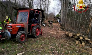 Colpito al volto da un ramo mentre pota un albero: un uomo ferito a Bagnolo Piemonte