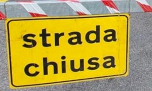 Strada chiusa per lavori di asfaltatura verso Roccasparvera all’incrocio di Beguda