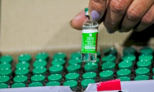 Martedì la consegna delle prime dosi di vaccino AstraZeneca: andranno a forze dell’ordine e militari