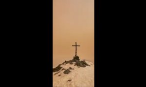 La polvere del deserto del Sahara che colora di rosso le alpi cuneesi vista dal Tibert (VIDEO)