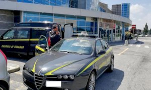 Levaldigi, sequestrati oltre 4 chili di tabacco di contrabbando nascosto tra i vestiti