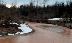 Le acque del torrente Corsaglia rossastre a Lesegno: scoperta la causa