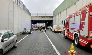 Strada ghiacciata, carambola tra cinque auto nel sottopassaggio della tangenziale di Beinette
