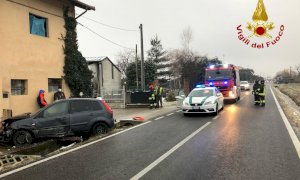 Auto finisce contro il muro di una casa a Trucchi di Cuneo