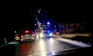 Auto esce di strada sulla provinciale tra Cuneo e Busca