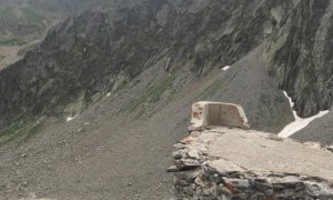 Quella prua di nave incastonata tra le montagne a quasi 2.500 metri di altezza