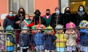 Rifreddo, il Covid non ferma la tradizione: le maschere di carnevale in visita nelle scuole