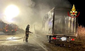 Ceresole d'Alba, un furgone a fuoco sulla provinciale