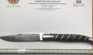 Ubriaca insulta i Vigili che la perquisiscono e trovano un coltello: denunciata