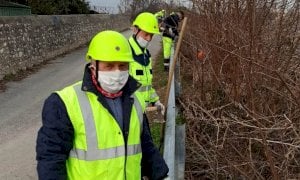 Busca, i volontari della Protezione civile hanno ripulito la scarpata lungo la ferrovia