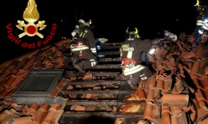 Guarene, Vigili del Fuoco al lavoro per l'incendio originato da un camino