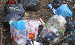 Abbandonano sacchi di spazzatura lungo la provinciale: multati per 600 euro