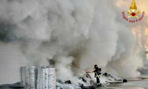 Mondovì, incendio in un magazzino all'aperto nella zona industriale