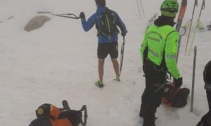 Escursione d’alta quota in tenuta da runner: il Soccorso Alpino ‘‘bacchetta’’ i gitanti sprovveduti