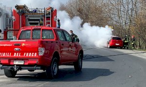 Auto prende fuoco durante la corsa, illesa la conducente