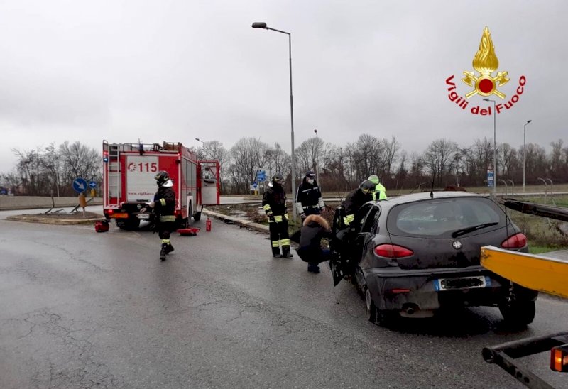 Auto fuori strada nei pressi dell’aeroporto di Levaldigi, soccorsi gli occupanti