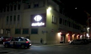Auto speronate e inseguimenti a tutta velocità: la folle notte di due giovani nel centro di Cuneo