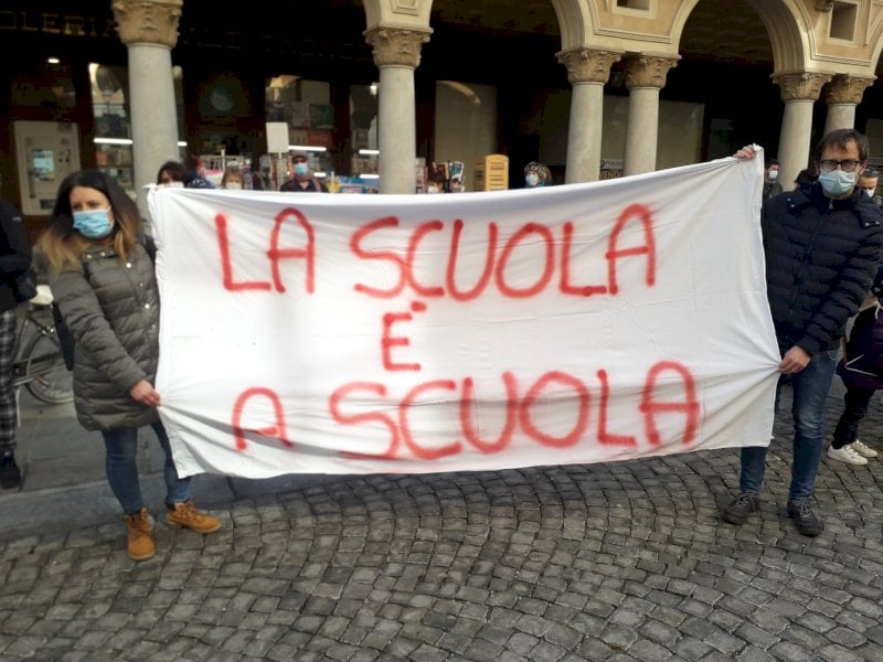 "I servizi essenziali non si chiudono e la scuola lo è": a Cuneo la nuova protesta contro la DaD