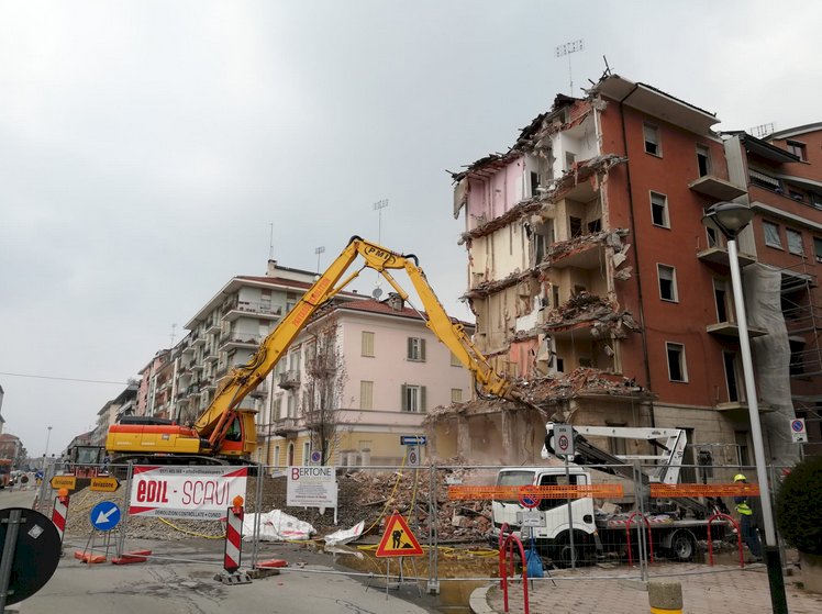 Cuneo, in corso Brunet la demolizione di un palazzo di cinque piani