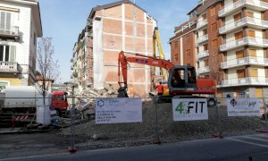 Cuneo, completamente demolito il palazzo di cinque piani in corso Brunet