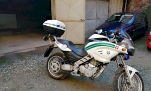 Saluzzo, il Comune mette all'asta su Ebay due moto, uno scooter, tavoli e sedie