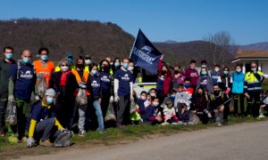 A Caraglio i volontari che liberano le campagne dai rifiuti di plastica