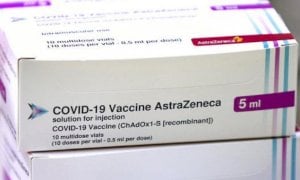Vaccino AstraZeneca, l’Ema rassicura e prende tempo fino a giovedì