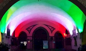 Alba: i portici del Municipio e le torri di piazza Risorgimento tricolore per l’anniversario dell’Unità d’Italia