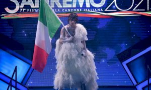 Un cavallermaggiorese denuncia Achille Lauro per vilipendio alla bandiera italiana